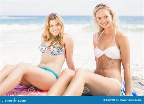 Mooie Vrouwen In Bikinizitting Op Het Strand Stock Foto Afbeelding