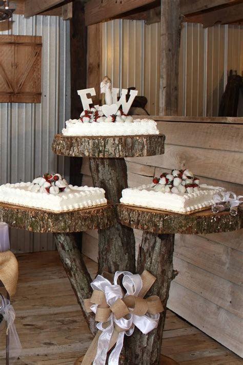 Tree stump wedding cake | Wedding cake rustic, Wedding cake table