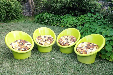 The deep seat invites you to sink into the chair and relax. Top 10 Best Plastic Tub Chairs | Cheap Plastic Tub Chairs