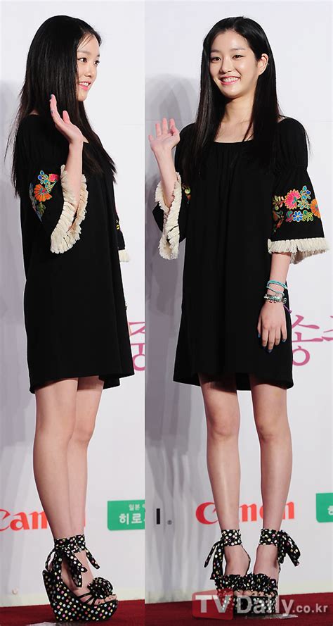 아랍계 청년들, 팔레스타인 지지 피켓시위. 엄마 견미리 많이 닮은 이유비 : 네모판