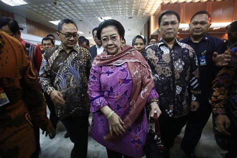 Ketua umum pdi perjuangan megawati soekarnoputri mengatakan, pemimpin megawati bilang, seorang pemimpin negara sebesar indonesia harus menjadi pemimpin yang mau turun ke lapangan. Megawati gets Rp 112m per month for promoting Pancasila ...