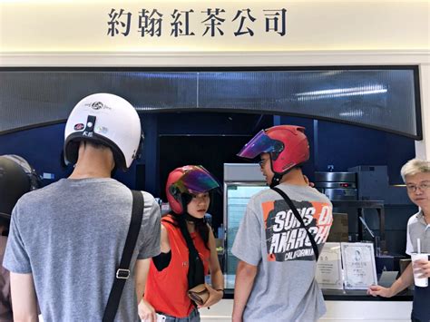 開始烹飪 3 與松阪豬肉一起抓勻醃漬30分鐘備用。 5 炒菜鍋墊上一張鋁箔紙，撒上紅茶及砂糖。 放上蒸架，再放上松阪豬肉。 蓋上鍋蓋開中火，煙燻約8. 內湖飲料：約翰紅茶公司，大推生乳紅茶、錫金紅茶、珍珠拿提 @吳大妮。Annie