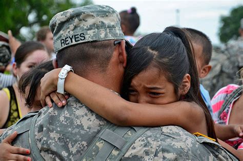 23 Heartwarming Photos Of Soldiers Being Reunited With Their Families 23 Pics