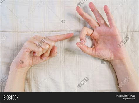 Sex Hand Afbeelding En Foto Gratis Proefversie Bigstock