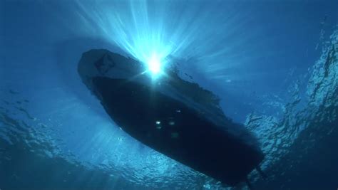 Sfoglia 1.366 underwater looking up fotografie stock e immagini disponibili, o avvia una nuova ricerca per scoprire altre fotografie stock e immagini. Scuba Divers Enter The Water From A Diving Boat, Shot From ...