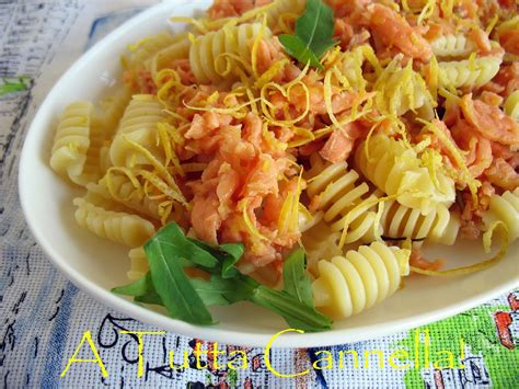 La pasta fredda al limone è una versione originale della classica insalata di pasta. a tutta cannella!: Pasta Fredda Al Salmone E Zeste Di Limone