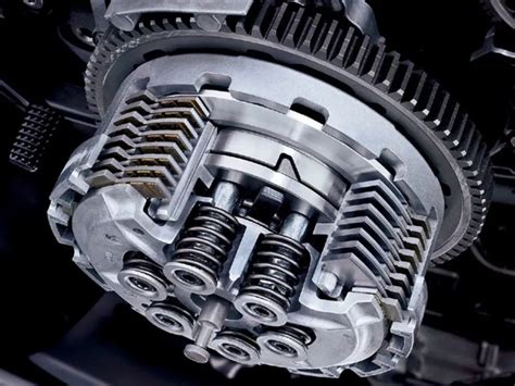 The slipper clutch is a mechanical system used to ensure the stability of your neoclassical motorcycle in critical driving situations. Wat is een Slipper Clutch (slipkoppeling)? - MotoCamel