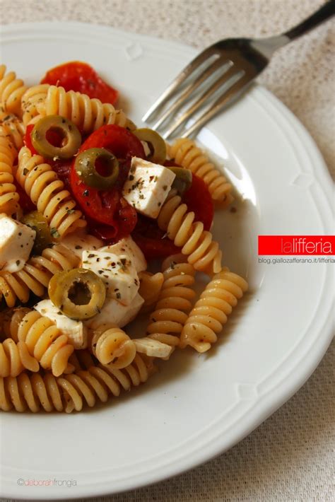 Ideale per un picnic o per un pranzo estivo. Pasta con pomodorini, olive e formaggio fresco