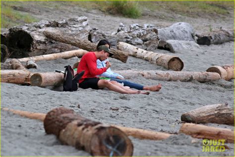 jamie dornan and wife amelia warner eat a romantic sushi dinner on the beach photo 3673611