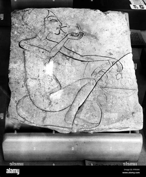 El Antiguo Egipto Comer Na Hija De Akhenaton Y Nefertiti Comiendo Un Pato Relieve De Piedra