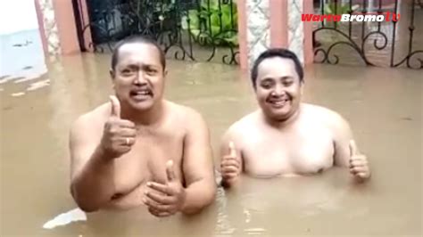 Semangat Menerima Hadiah Banjir Vlog Dua Pria Gendut Viral Di Medsos Wartabromo