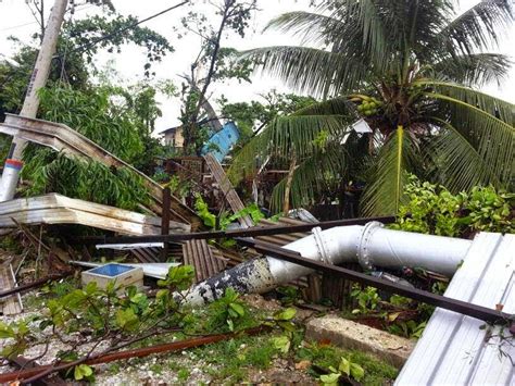 Rumah warga di sana rusak setelah diterjang angin puting beliung. Terkini, Puting Beliung Di Pandamaran (Video)