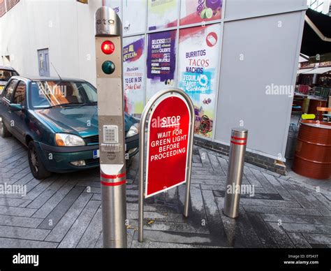 Automatic Street Security Bollards Of Polished Steel With Traffic