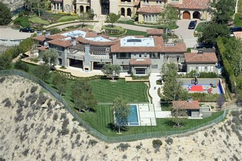Check out khloe kardashian's calabasas home that she bought off justin bieber for $7.2 million. kourtney kardashian home backyard - Szukaj w Google ...