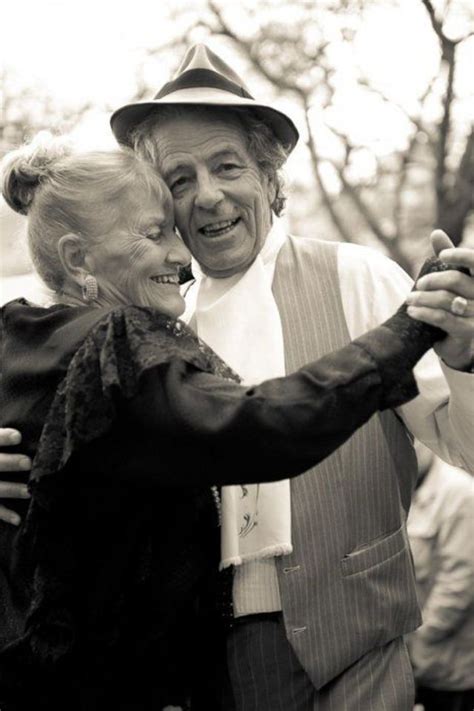 35 Photos Of Cute Old Couples That Will Give You The Ultimate Relationship Goals In 2021 Old