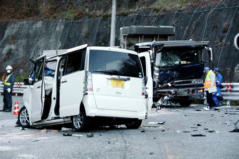 B 読み物 大型トラックと正面衝突、軽乗用車の3人死亡 群馬：朝日新聞デジタル