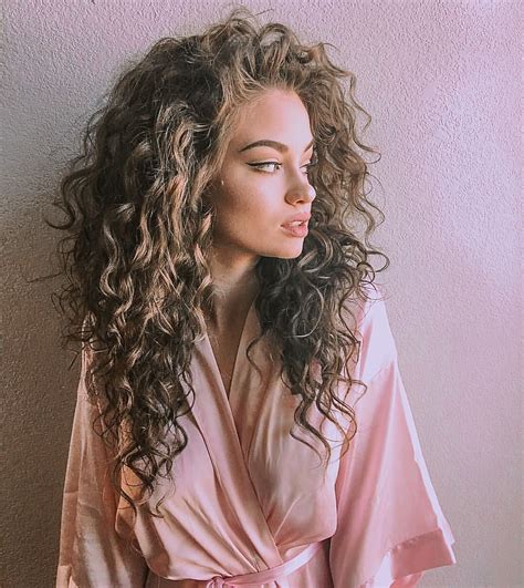 Pin by 𝚈𝚎𝚜𝚎𝚗𝚒𝚊 𝚂𝚊𝚗𝚌𝚑𝚎 on lioness Layered curly hair Curly hair