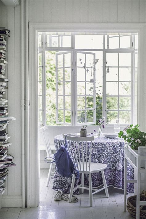 Noggrant utvalda möbler, varma färger och mycket uppmärksamhet på varje detalj i inredningen, gör. Glasveranda, blomlåda, ridläger och efterlysning! | För hemmet, Blomlåda, Inredning