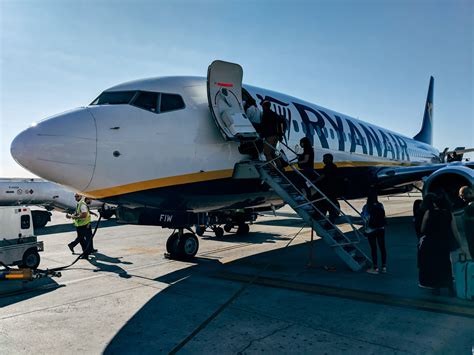 Ryanair ไรอันแอร์ สายการบินโลว์คอสต์สัญชาติไอร์แลนด์เตรียมปลดพนักงาน 3000 ตำแหน่ง Brand Inside