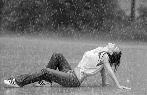 Pin By Celia Mccauley On I Love A Rainy Night Girl In Rain Rain