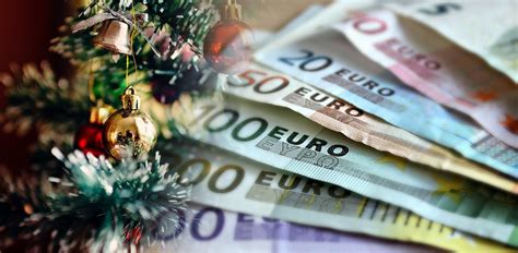 Σήμερα δευτέρα 21 δεκεμβρίου θα λάβουν το δώρο χριστουγέννων 2020 πάνω από 1.050.000 εργαζόμενοι που τέθηκαν σε αναστολή εντός του. Δώρο Χριστουγέννων 2020: Τι αλλάζει - Πώς και πότε θα πληρωθεί