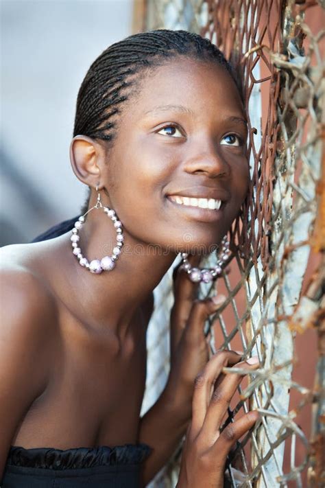 verticale d une jeune fille africaine photo stock image du féminité visage 23098474