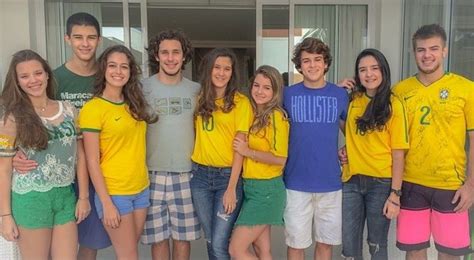 Fátima bernardes falou sobre como se relaciona com os trigêmeos vinícius, laura e beatriz fátima bernardes comentou sobre relação com filhos no encontro (imagem: EGO - Filhos de Bonner e Fátima Bernardes se reúnem com ...