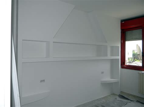 La mensola e il contenitore si fissano alla testiera per tenere a. Foto: Cartongesso di Linea Neon #140132 - Habitissimo