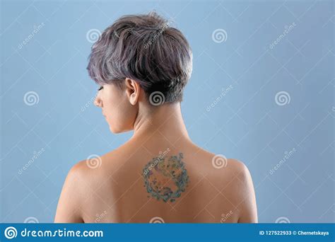 Tatuaje Hermoso En La Parte Posterior De La Hembra Imagen De Archivo