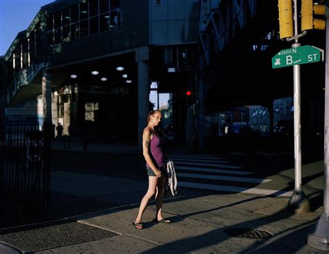 fotografo rivela il lato oscuro delle strade di philadelphia tra droga e prostituzione pagina