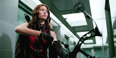 Watch Blade Trinitys Jessica Biel Destroy A Camera With Her Archery