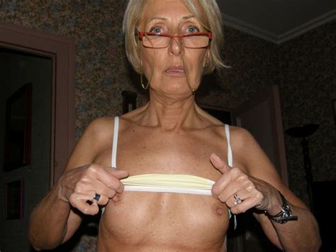 Elegant Slim Granny Posing Naked In This Pics