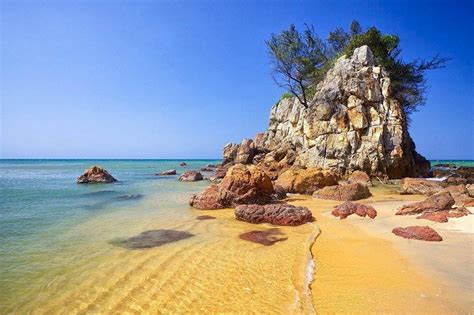 Resort ini menawarkan kolam renang dan 4 pilihan tempat makan. Indahnya pemandangan di Pantai Kemasik Terengganu ...