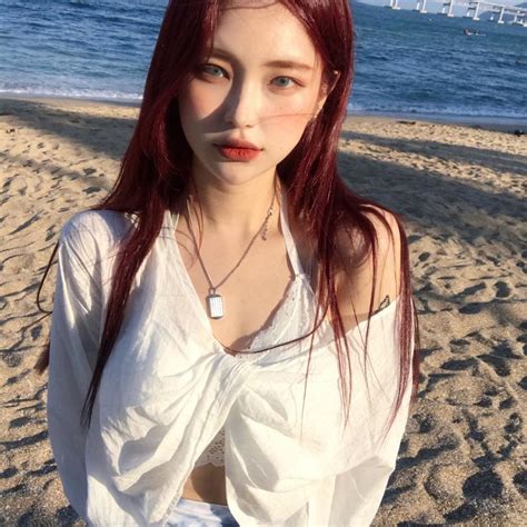 수아 On Instagram 바다 사진 도배 미앙 Korean Beauty Girls Red Hair Inspo