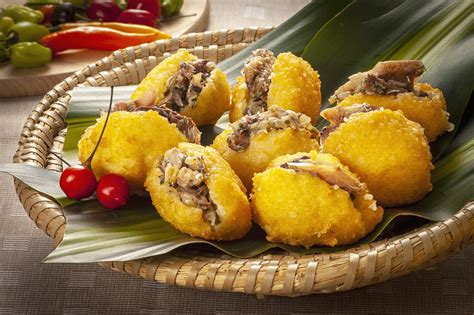 Bolinho Baiano Frito Em Azeite De Dende