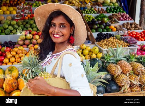 Girl In Market Delhi Hi Res Stock Photography And Images Alamy