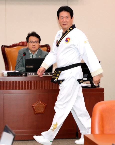 '이 영상은 와디즈로부터 소정의 제작비와 함께 리뷰용 제품을 무상 제공받아 제작했습니다.'오리온 태권도복 드디어 벗다?!리온이도 입게 만드는 밀레 아이스쉘 티셔츠와디즈와 시원한 여름 나기. 서울신문 태권도복 국감패션 왜