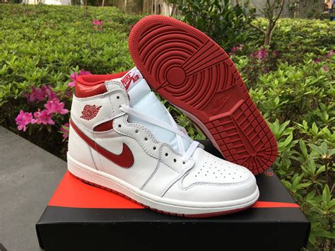 Because michael jordan was still considered as a rookie when jordan 1s came out, nike was having doubts about releasing and marketing the shoe for $65. Nike Air Jordan 1 OG alta ´´Red Metallic´´ | Total Tenis A ...