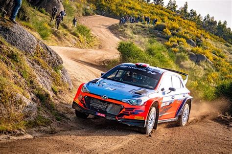 Regardez l'évènement rallye du portugal: Les étrangers devant les locaux au Portugal