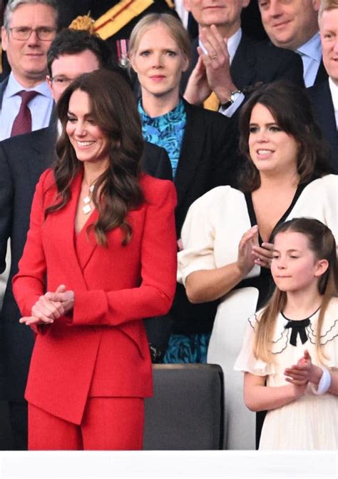 Kate Middleton actualiza el traje de invitada con un elegante diseño asimétrico en color rojo