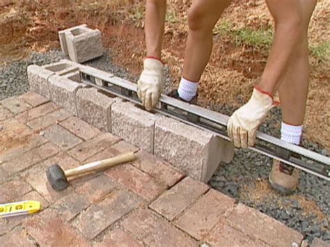 How To Build A Block Retaining Wall How Tos Diy