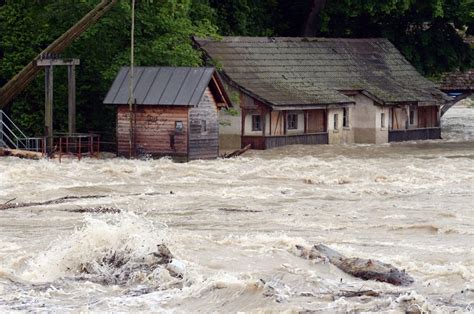 A chroniquesduvastemonde.com közösség felhasználói is erősen érintettek az árvíz áldozatai számára. Nagyítás: Így közeledik az árvíz - Nagyítás-fotógaléria ...
