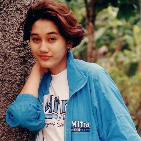 Nama nike ardilla sangat kental dengan rambut pendek belah tengah. Model Rambut Nike Ardilla - Home & Interior Design Ideas
