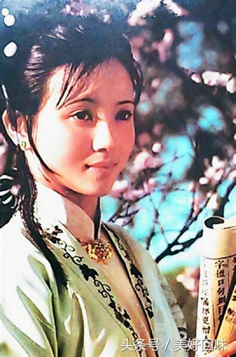 Ceramics, including porcelain and pottery. 八十年代女影星的古裝扮相 李秀明 潘虹 劉曉慶 張瑜 吳海燕 趙靜 - 每日頭條