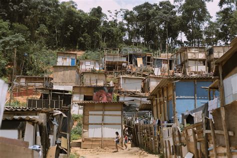 No Brasil Em Meio à Pobreza Aumenta O Número De Favelas E De Famintos Olhar De Bia