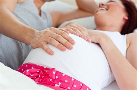 طريقة نوم الحامل مع زوجها ما هي اوضاع الجماع للحامل المنام