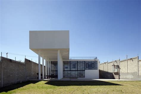 Modern Hacienda Style Home Built On Pillars Modern House