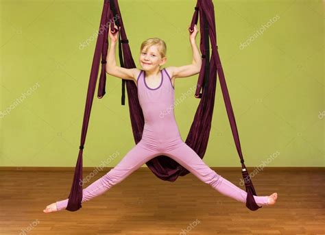 Petite Fille Faisant Des Exercices De Yoga A Rien Int Rieur Image