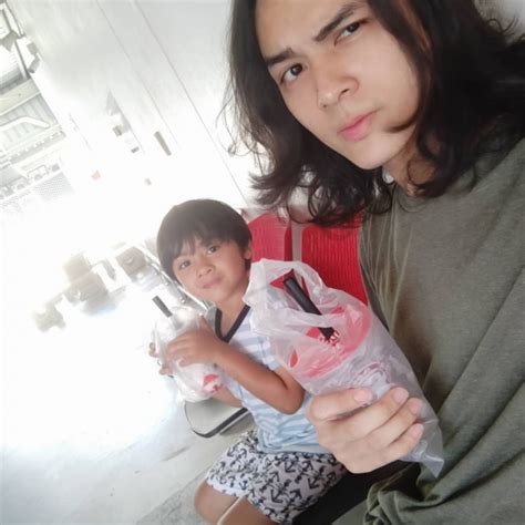สำหรับสาว จอย พลอยชนก พัวธัญวงศ์ เธอคนนี้เคยตกเป็นประเด็นดังเพราะมีข่าวคบหาดูใจกับนักแสดงหนุ่ม แน็ก แฟนฉัน หรือ แน็ก ชาลี. แน็ก ชาลี เผยภาพวันวาน เทียบชัดความเปลี่ยนแปลง แฟนคลับบอก ...