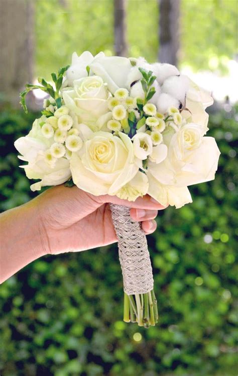 Voici les cadres brodés, avec les numéros de table et un coquelicot. Bouquet de mariée Nuage - 7 roses blanches 2 boules de ...